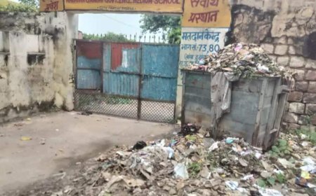 नगर पालिका प्रशासन की अनदेखी के चलते कस्बे में स्कूल के मुखी द्वार सहित जगह-जगह लगे कचरे के ढेर
