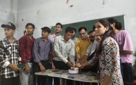 टोडरमल पीजी महाविद्यालय में केक काटकर मनाया मनाया शिक्षक दिवस