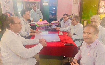 शिक्षक संघ प्रतिनिधि मंडल विभिन्न मांगो को लेकर संयुक्त निदेशक से मिला