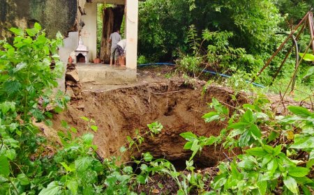 भारी बारिश के चलते हुए कुआं धंसा कुए में मोटर आदि समाई समीप स्थित मंदिर भी हुआ क्षतिग्रस्त
