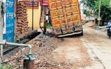 पाइप लाइन बिछाने को खोदी सड़क, ओवरलोड ट्रक फंसा,बड़ा हादसा टला