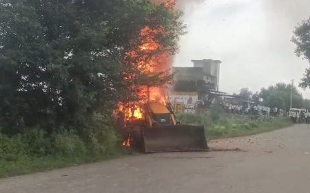 जेसीबी के चालक ने लापरवाही से मारी टक्कर ,युवक की मौत,जेसीबी को लगाई आग