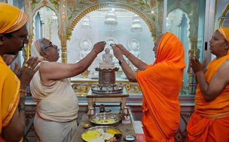 पर्यूषण महापर्व के तीसरे दिन दिगंबर जैन मंदिर में उत्तम आर्जव धर्म की आराधना