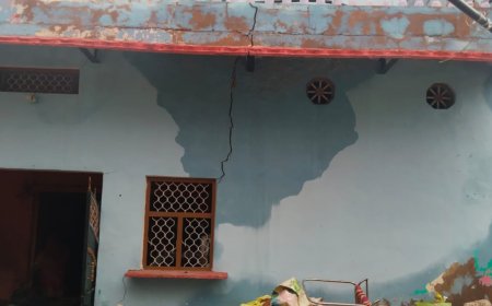 जाटव बस्ती में भारी बारिश के चलते मकानो मे आई दरारे