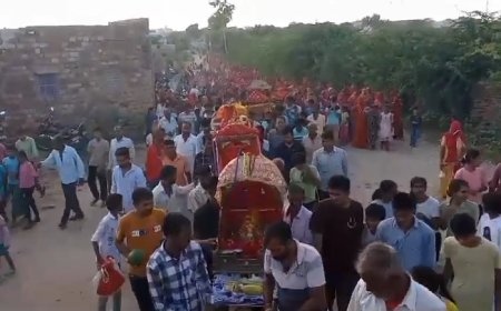 बावड़ी स्थानीय कस्बे में शनिवार शाम निकाली गई ठाकुर जी की रैवाडियो में हजारों की संख्या में उमड़ा ग्रामीणों का जनसैलाब