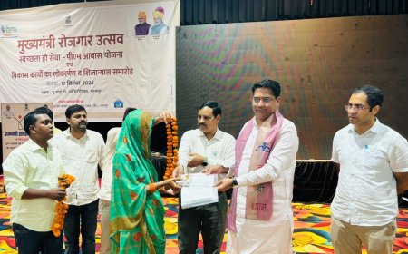 मुख्यमंत्री रोजगार उत्सव एवं पीएम आवास योजना समारोह आयोजित :जिला प्रभारी मंत्री ने पीएम आवास के लाभार्थियों को प्रदान किये प्रमाण पत्र