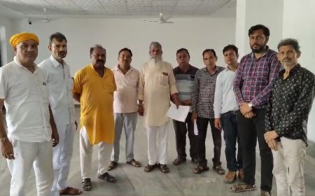 लक्ष्मणगढ़ में बांध के समीप जल भराव क्षेत्र में निर्माणाधीन भवन के निर्माण को रूकवाने जाने के लिए जिला कलैक्टर को मुख्यमंत्री को सौंपा ज्ञापन