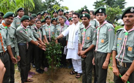 नगर पालिका महुवा द्वारास्वच्छता रैली निकाल कर स्वच्छता को लेकर विधायक राजेंद्र प्रधान की उपस्थिति में दिलाई शपथ