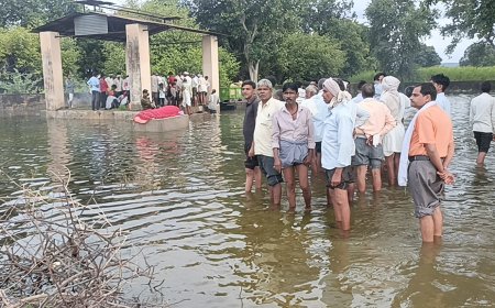 मोंक्षधाम बना स्मूमिंग पुल, एक सप्ताह से भरा है बारिश का पानी, अंतिम संस्कार करने में आ रही है भारी परेशानी, प्रशासन मौन -सुने कौन