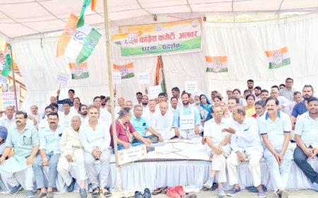 लोकसभा में प्रतिपक्ष नेता राहुल गांधी के खिलाफ भड़काऊ बयान से नाराज कांग्रेसियों ने दिया धरना