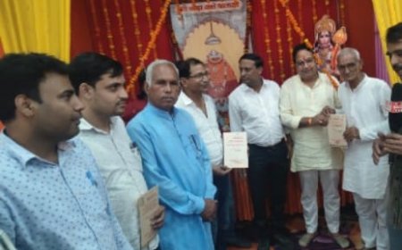 रॉयल पैलेस नीमकाथाना में पचलंगी कुश्ती दंगल मेले के किए कार्ड वितरित