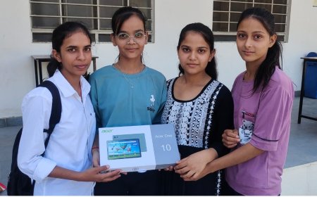 मेधावी विद्यार्थियों को मिला निशुल्क टेबलेट