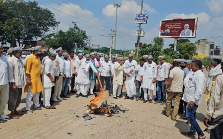 कांग्रेसी कार्यकर्ताओं ने दिया धरना केंद्रीय मंत्री रवनीत सिंह का जलाया पुतला
