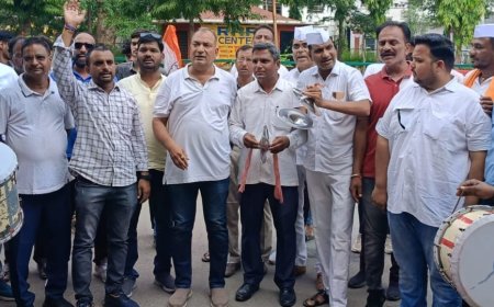 कांग्रेस कार्यकर्ताओं द्वारा  नगर निगम में आयुक्त और महापौर के खिलाफ की नारेबाजी