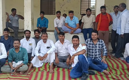 धूल, मीट्टी से परेशान दुकानदार,कस्बेवासी बैठे धरने पर