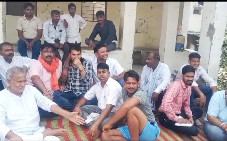 डंपरो से उड़ने वाली धूल मिट्टी से परेशान ग्रामीणों का धरना दूसरे दिन जारी