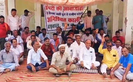 नौगावा में धूल मीट्टी से परेशान लोगो का धरना तीसरे दिन रहा जारी