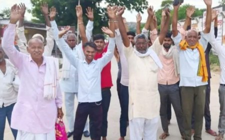 कलसाड़ा रोड पर रोडवेज बसों के संचालन की मांग करते हुए जनप्रतिनिधियों और ग्रामीणों ने की  नारेबाजी