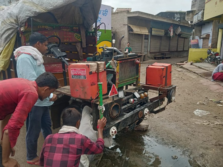 जुगाड़ ने बाइक को मारी टक्कर, बड़ा हादसा टला