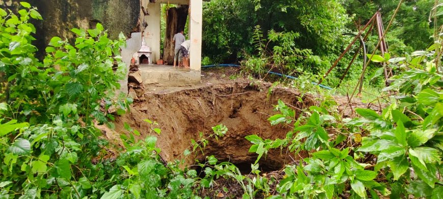 भारी बारिश के चलते हुए कुआं धंसा कुए में मोटर आदि समाई समीप स्थित मंदिर भी हुआ क्षतिग्रस्त