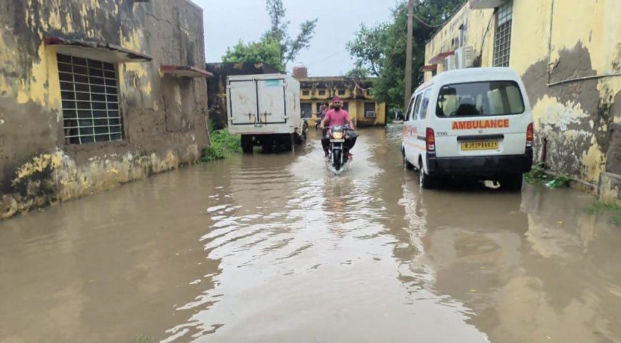 गोविंदगढ़ कस्बा क्षेत्र में सवेरे 8 बजे तक 55 MM बारिश, ट्रांसफार्मर पर गिरी बिजली