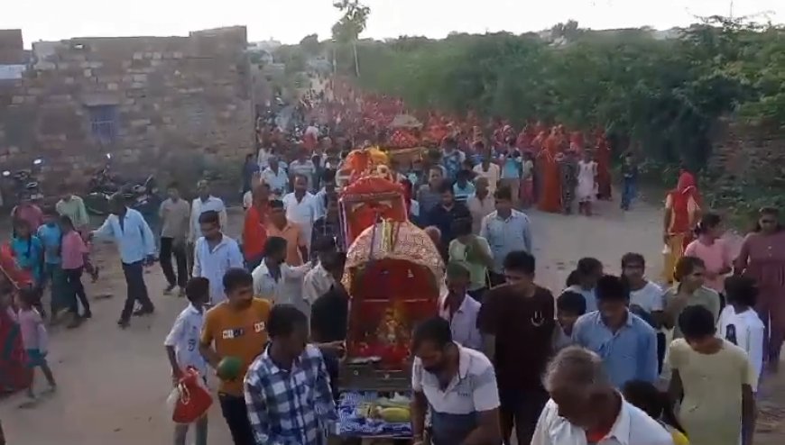 बावड़ी स्थानीय कस्बे में शनिवार शाम निकाली गई ठाकुर जी की रैवाडियो में हजारों की संख्या में उमड़ा ग्रामीणों का जनसैलाब