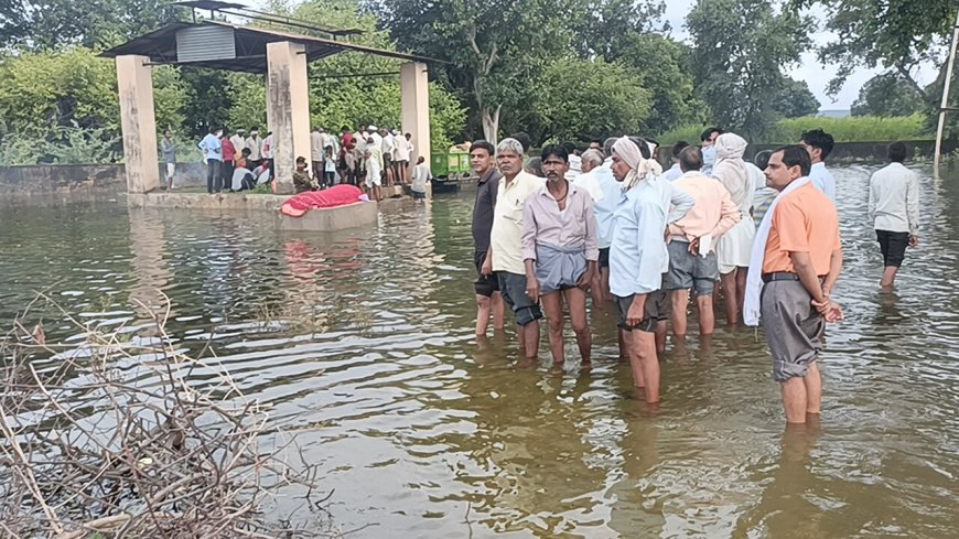 मोंक्षधाम बना स्मूमिंग पुल, एक सप्ताह से भरा है बारिश का पानी, अंतिम संस्कार करने में आ रही है भारी परेशानी, प्रशासन मौन -सुने कौन