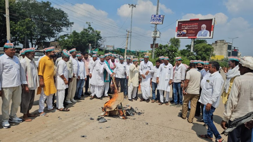 कांग्रेसी कार्यकर्ताओं ने दिया धरना केंद्रीय मंत्री रवनीत सिंह का जलाया पुतला