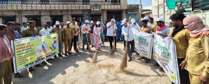 ब्लॉक अधिकारियों ने झाडू लगाकर दिया स्वच्छता का संदेश