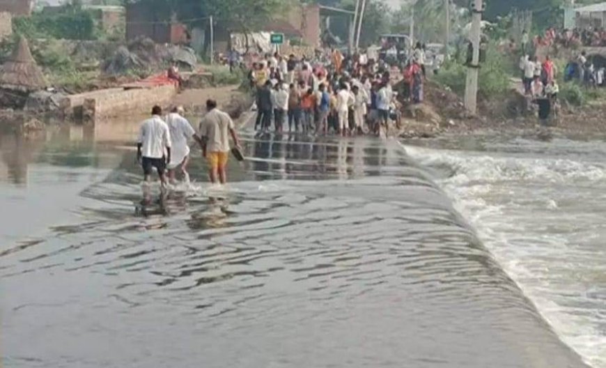 रोड़ पार करते समय तीन लोग गंभीर नदी में बहे , 2 को बचाया एक की तलाशा जारी