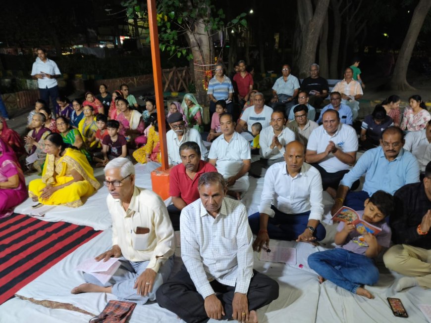 विश्वेश्वर महादेव मंदिर मे आयोजित सामूहिक संगीतमय सुन्दरकाण्ड पाठ के भक्तिरस मे डूबे सेंकड़ो श्रद्धालू