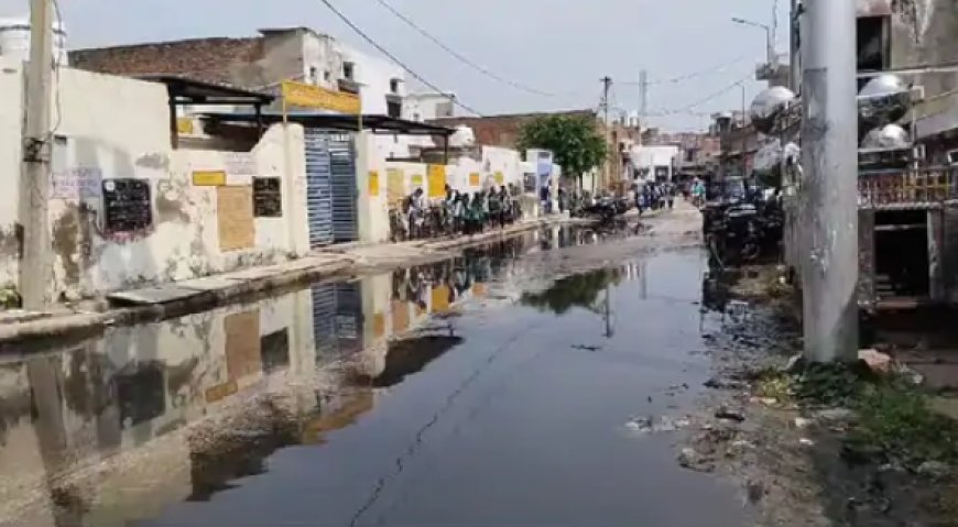 जलभराव:  सड़कों पर आया सीवरेज का पानी, कॉलोनीवासी और स्कूली बच्चे हुए परेशान