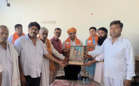 रामगढ़ विधानसभा उपचुनाव को लेकर गोविंदगढ़ पहुंचे सहकारिता एवं नागरिक उड्डयन मंत्री गौतम कुमार , बैठक में की वार्ता