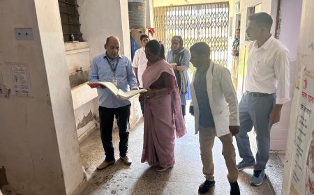 जिला कलेक्टर ने  हाजीपुर  पीएचसी का किया निरीक्षण, सफाई व्यवस्था दुरुस्त कराने के दिये निर्देश