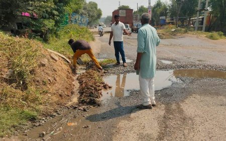क्षतिग्रस्त सड़क, हादसे की आशंका  ...स्टेट हाईवे 14 का मामला