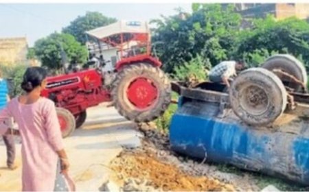 एक माह पुरानी सड़क धसने से पलटा पानी का टैंकर, चालक ने कूद कर बचाई जान