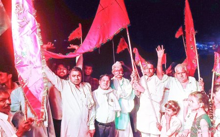 मंसा माता मंदिर ग्राम पंचायत बिजवा में श्रीदक्ष प्रजापति नवयुवक मंडल नौगांव ने चढ़ाया विशाल ध्वज