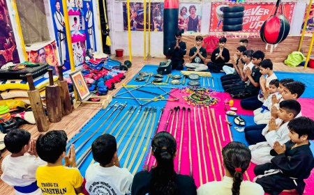 स्कूल ऑफ़ मार्शल आर्ट्स सेल्फ डिफेन्स ऐकडमी के खिलाड़ियों ने  विजयदशमी पर किया  शस्त्र पूजन