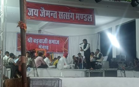 बरसात के बावजूद भी कवि सम्मेलन में डटे रहे श्रोता