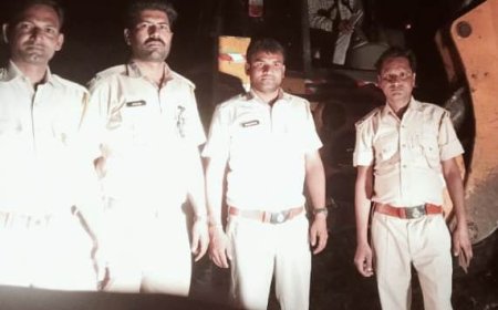 जेसीबी मशीन छोड़ भागे अवैध खनन में लिप्त तस्कर वन विभाग की टीम जीप को रास्ते में पेड़ लगा कर रोकने का प्रयास