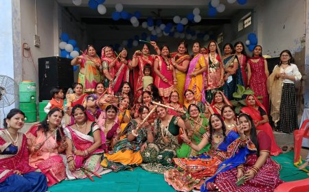 गोविन्दगढ़: गुजराती गानों की धुन पर महिला मंडल ने डांडिया खेला