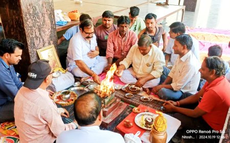 नौगांवा  में  श्री हनुमान ध्वज की पूजा अर्चना हवन यज्ञ कर श्री हनुमान ध्वज को दिया विश्राम
