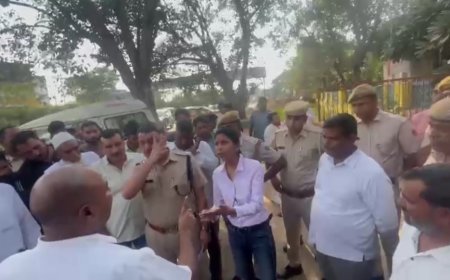 यूआईटी थाना प्रभारी के खिलाफ वकीलों ने किया धरना प्रदर्शन। निलंबन की मांग