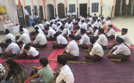 राष्ट्रीय स्वयंसेवक संघ ने छापोली में निकाला पथ संचलन :पथ संचलन के दौरान लोगों ने की पुष्प वर्षा