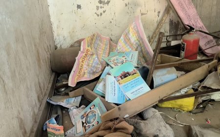लापरवाही - विद्यालय में कचरे में रखी सरकारी किताबें, लापरवाही सामने आई नजर