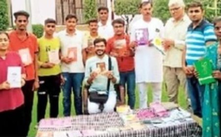 प्रतिभागियों को भाषा प्रदर्शनी में वस्तुओं के नाम संस्कृत में सिखाए