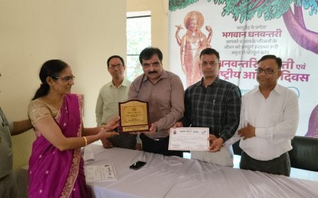 धूमधाम से मनाई धनवंतरी जयंती, आयुर्वेद कर्मियों का हुआ सम्मान