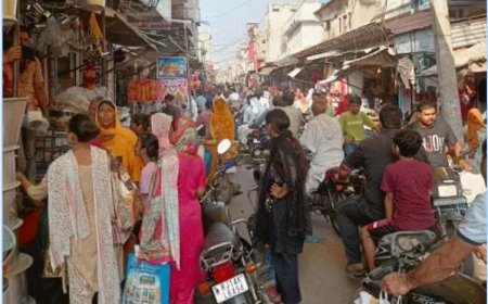 धरतेरस पर गोविंदगढ़ बाज़ार में दिखी चहल पहल से बढ़ी रौनक,  सिक्कों और बर्तनों की डिमांड