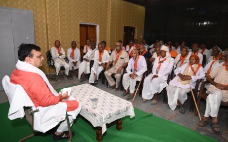 मुख्यमंत्री भजनलाल शर्मा का पैतृक गांव में हुआ भव्य स्वागत, बड़े बुजुर्गों से आशीर्वाद लेकर गांव में घर-घर जाकर की दीपावली की रामा श्यामा