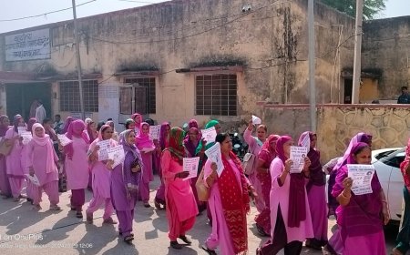 शत-प्रतिशत मतदान कराने को लेकर आंगनबाड़ी कार्यकर्ताओं ने निकाली जागरूकता रैली